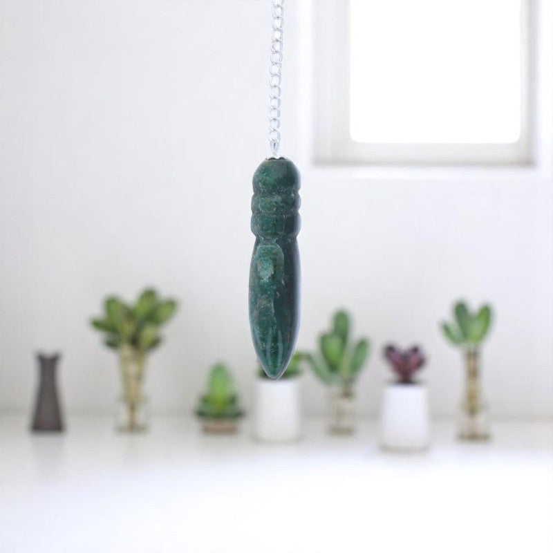Gros plan sur la forme Thot du Pendule Égyptien (Aventurine Verte) en pierre naturelle