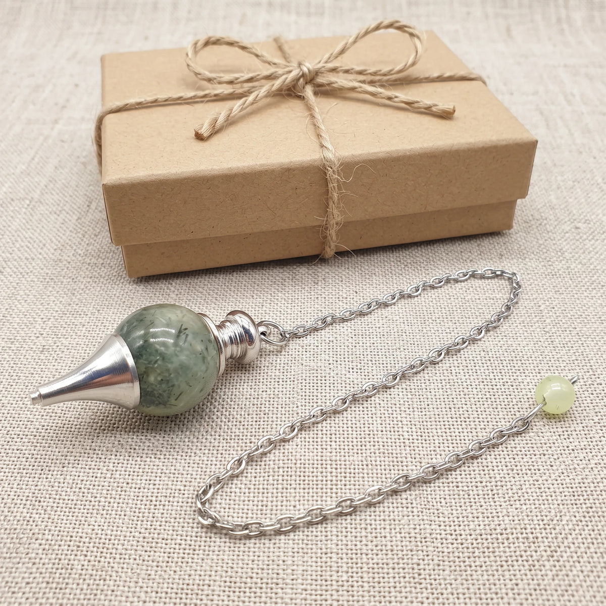 Pendule en prehnite, idée cadeau présentée avec sa boîte