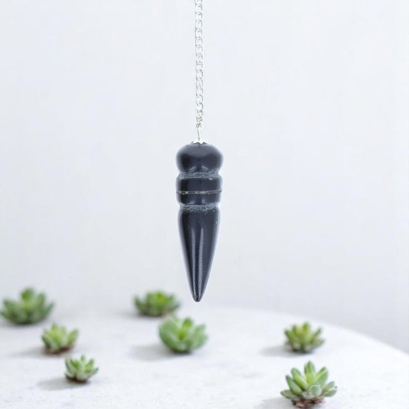 Pendule de protection Égyptien (Tourmaline Noire) avec chaîne argentée sur fond blanc