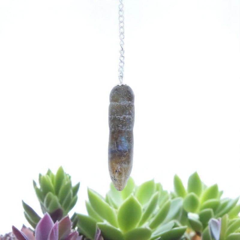 Pendule de protection Égyptien (Labradorite) avec chaîne argentée sur fond sombre
