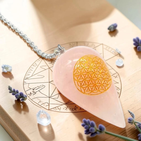 Pendule en quartz rose gravé Fleur de Vie
