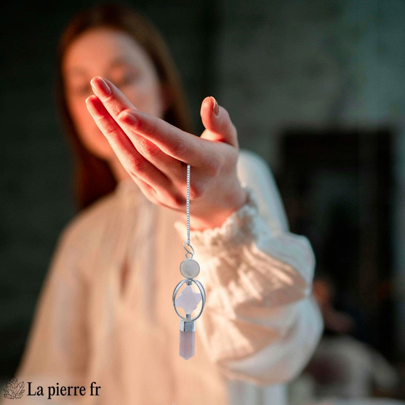 Pendule en Quartz Rose (Merkaba et Pointe) tenu délicatement pour la radiesthésie - La Pierre Fr