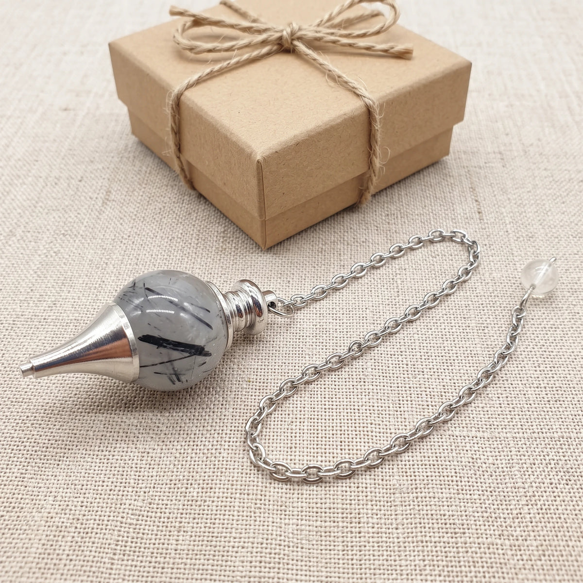 Pendule en quartz tourmaline, idée cadeau présentée avec sa boîte