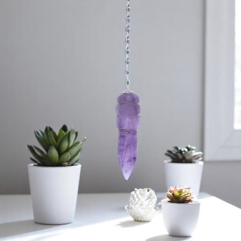 Gros plan sur la forme Thot précise du Pendule Égyptien (Améthyste) en pierre naturelle