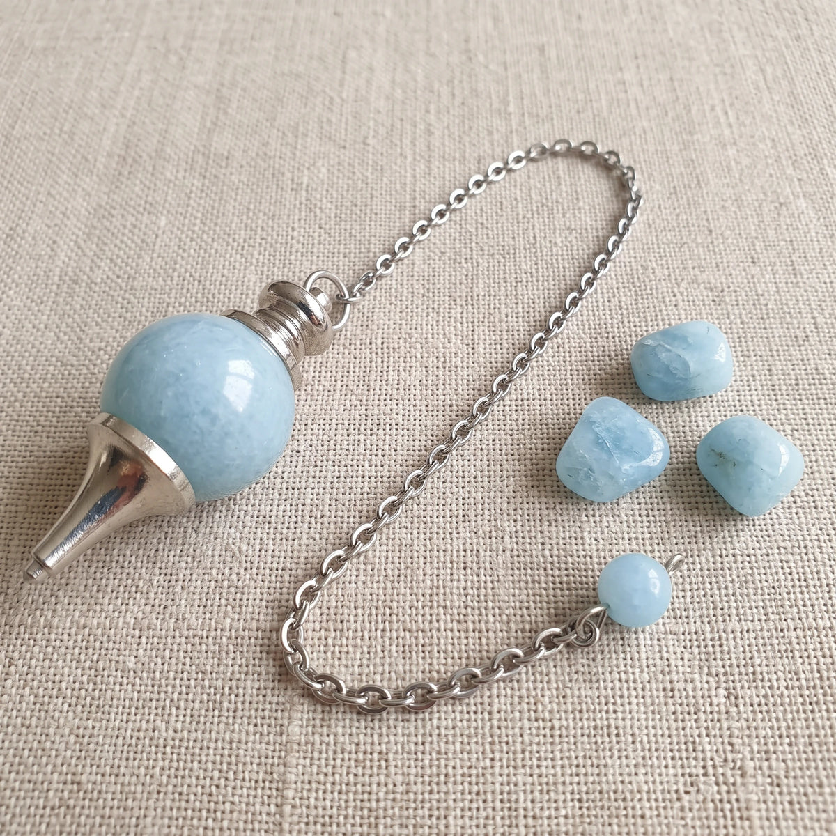 Pendule séphoroton en aigue-marine, pierre naturelle véritable avec sa chaînette argentée et sa perle