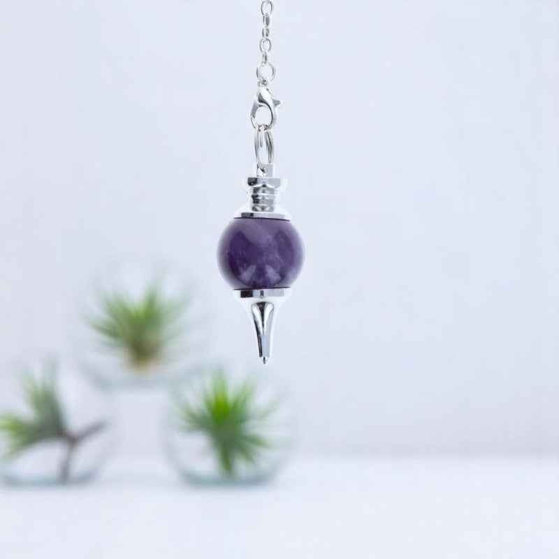 Pendule spirituel Séphoroton (Améthyste) avec chaîne argentée sur fond clair