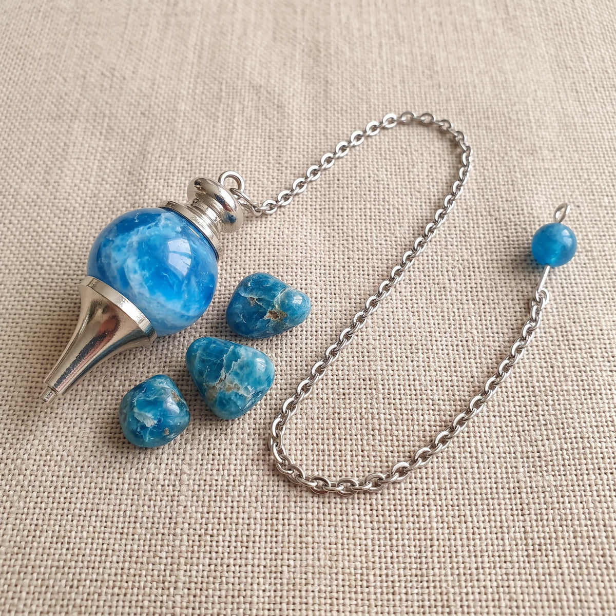 Pendule séphoroton en apatite, pierre naturelle véritable avec sa chaînette argentée et sa perle