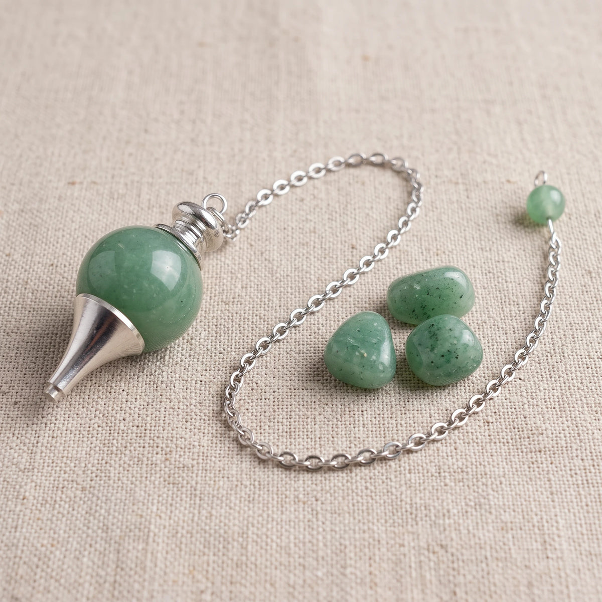 Pendule séphoroton en aventurine verte, pierre naturelle véritable avec sa chaînette argentée et sa perle