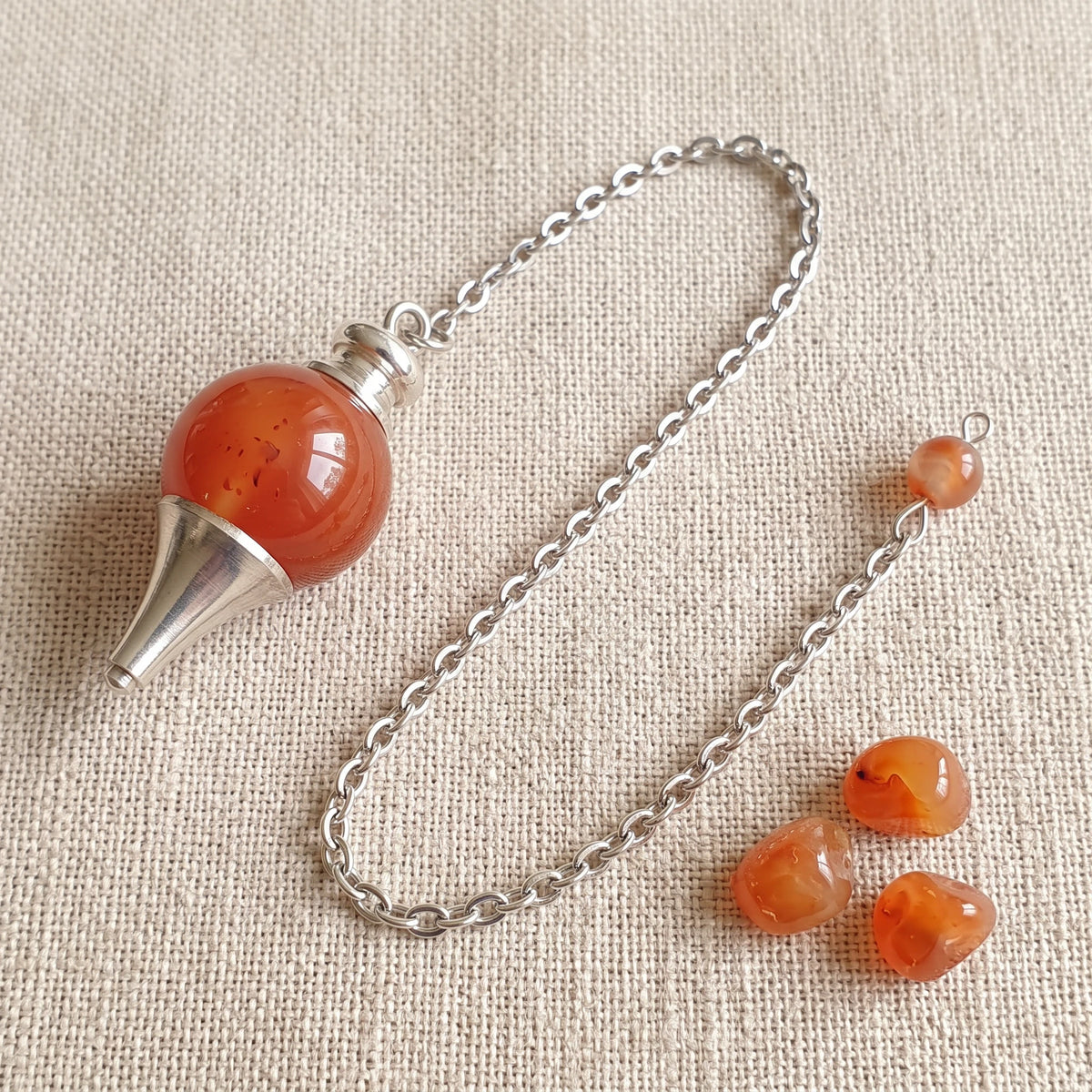 Pendule séphoroton en cornaline, pierre naturelle véritable avec sa chaînette argentée et sa perle