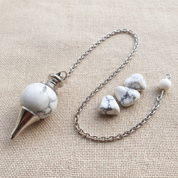 Pendule séphoroton en howlite, pierre naturelle véritable avec sa chaînette argentée et sa perle