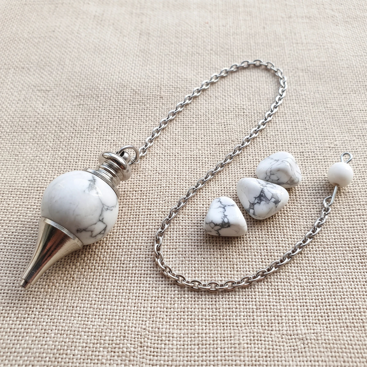 Pendule séphoroton en howlite, pierre naturelle véritable avec sa chaînette argentée et sa perle