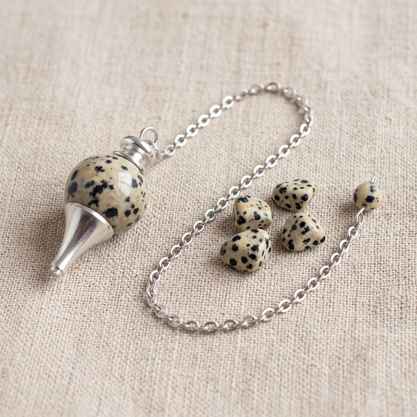 Pendule séphoroton en jaspe dalmatien, pierre naturelle véritable avec sa chaînette argentée et sa perle