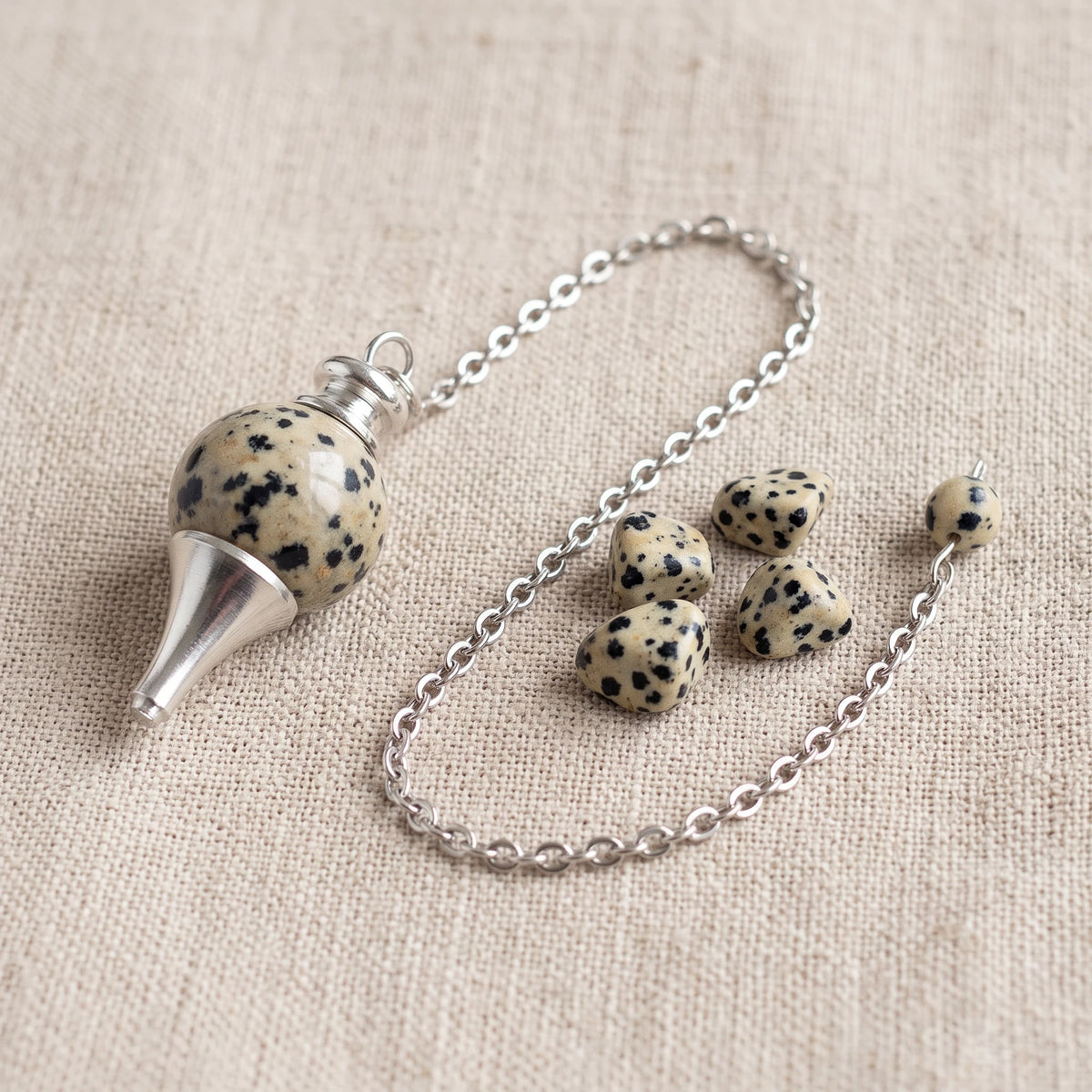 Pendule séphoroton en jaspe dalmatien, pierre naturelle véritable avec sa chaînette argentée et sa perle