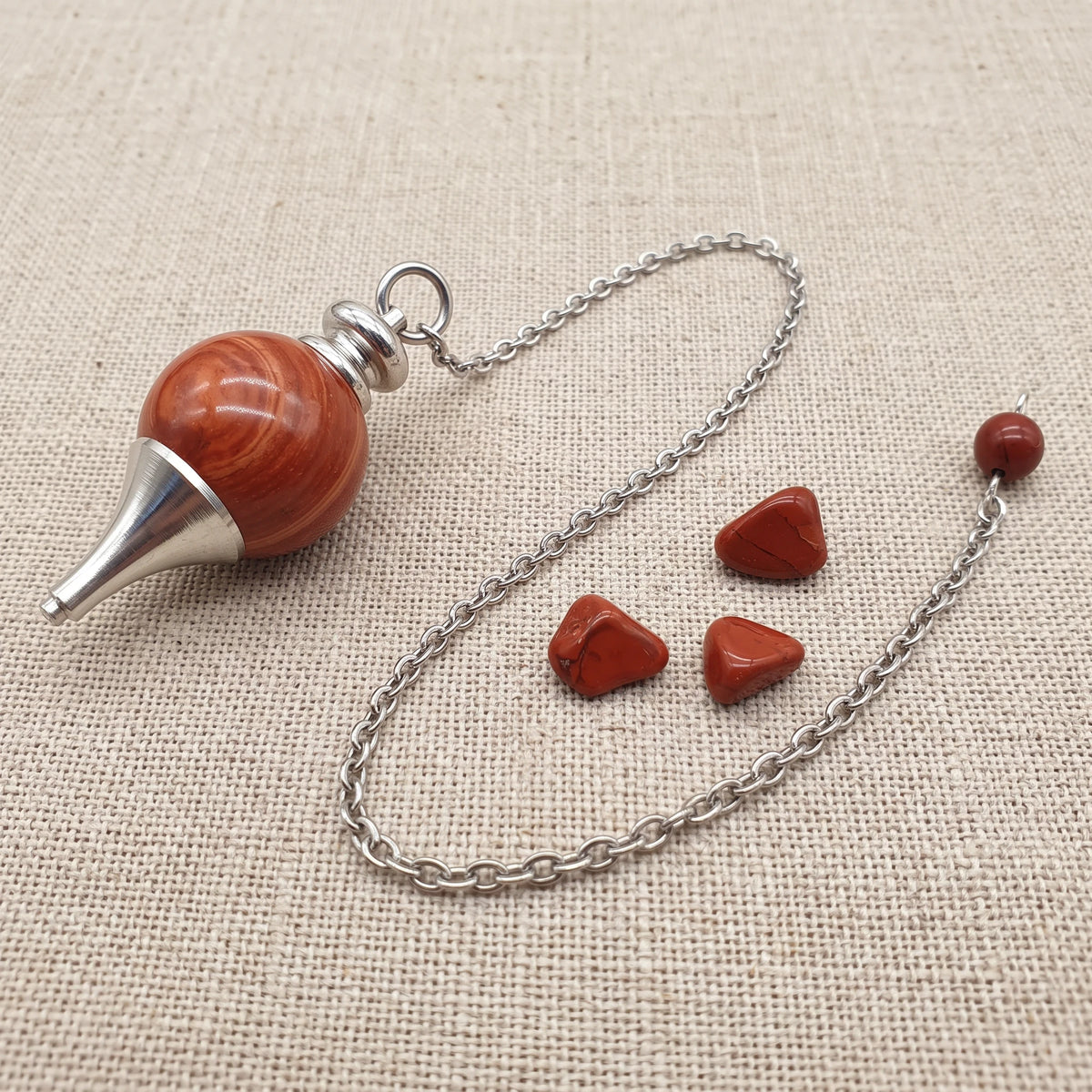 Pendule séphoroton en jaspe rouge, pierre naturelle véritable avec sa chaînette argentée et sa perle