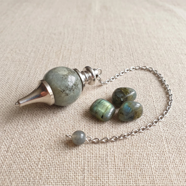 Pendule séphoroton en labradorite, pierre naturelle véritable avec sa chaînette argentée et sa perle