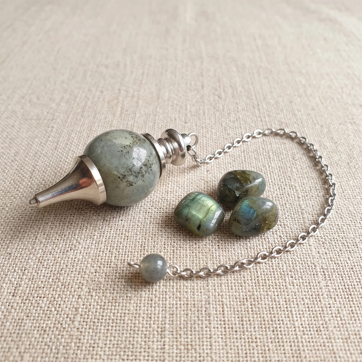 Pendule séphoroton en labradorite, pierre naturelle véritable avec sa chaînette argentée et sa perle