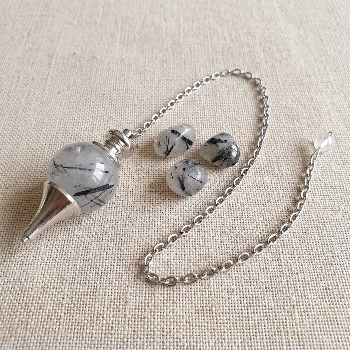 Pendule séphoroton en quartz tourmaline, pierre naturelle véritable avec sa chaînette argentée et sa perle