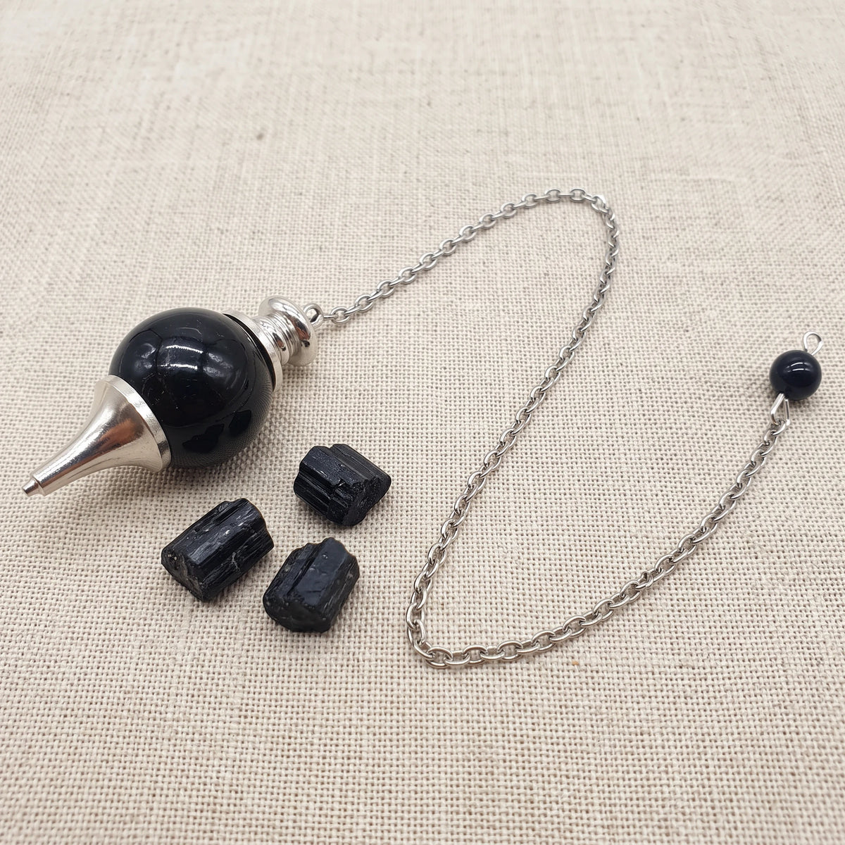 Pendule séphoroton en tourmaline noire, pierre naturelle véritable avec sa chaînette argentée et sa perle