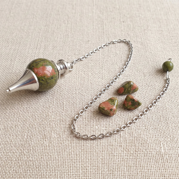 Pendule séphoroton en unakite, pierre naturelle véritable avec sa chaînette argentée et sa perle