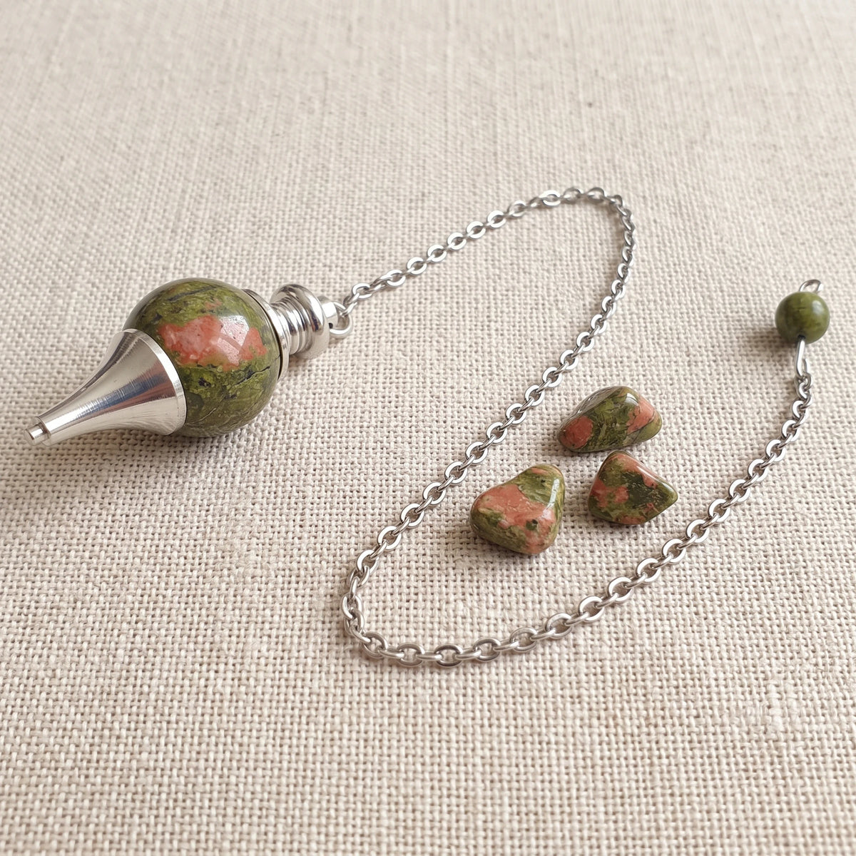 Pendule séphoroton en unakite, pierre naturelle véritable avec sa chaînette argentée et sa perle