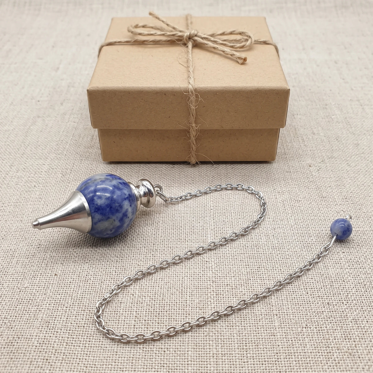 Pendule en sodalite, idée cadeau présentée avec sa boîte