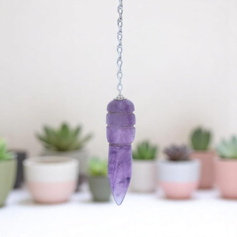 Pendule intuition Égyptien (Améthyste) avec chaîne argentée sur fond blanc