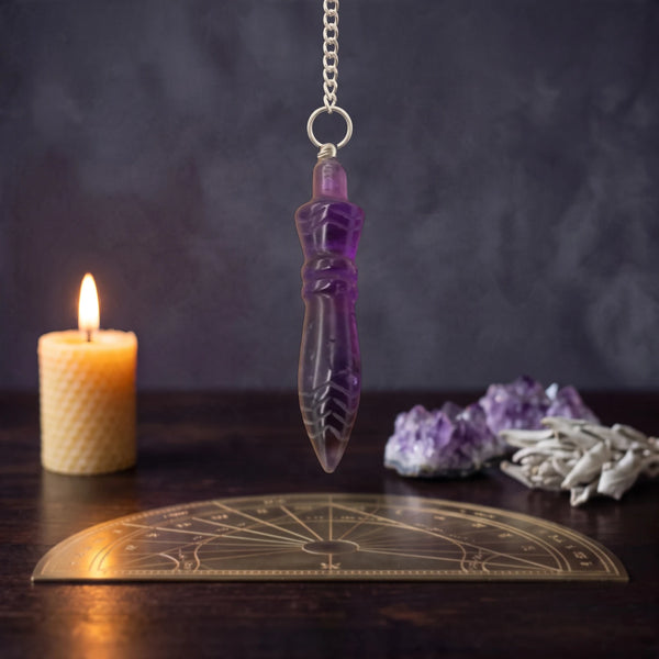 Pendule de Thot en améthyste, pendule égyptien de sourcier suspendu au-dessus d'un abaque de radiesthésie