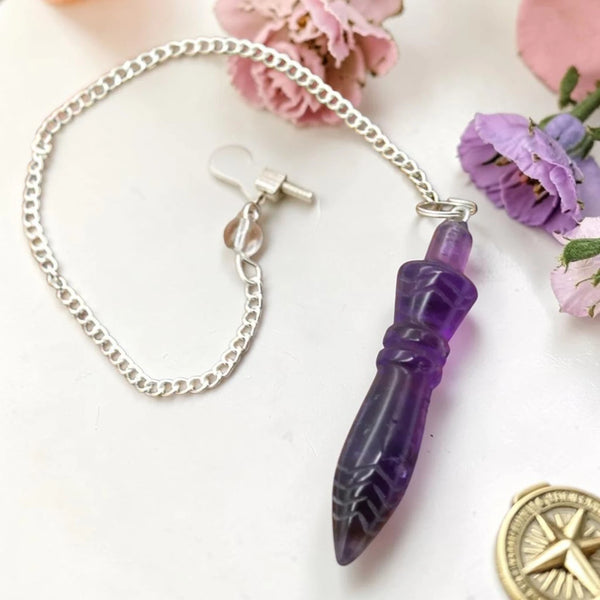 Pendule de Thot en améthyste naturelle violette monté sur chaînette en acier argenté