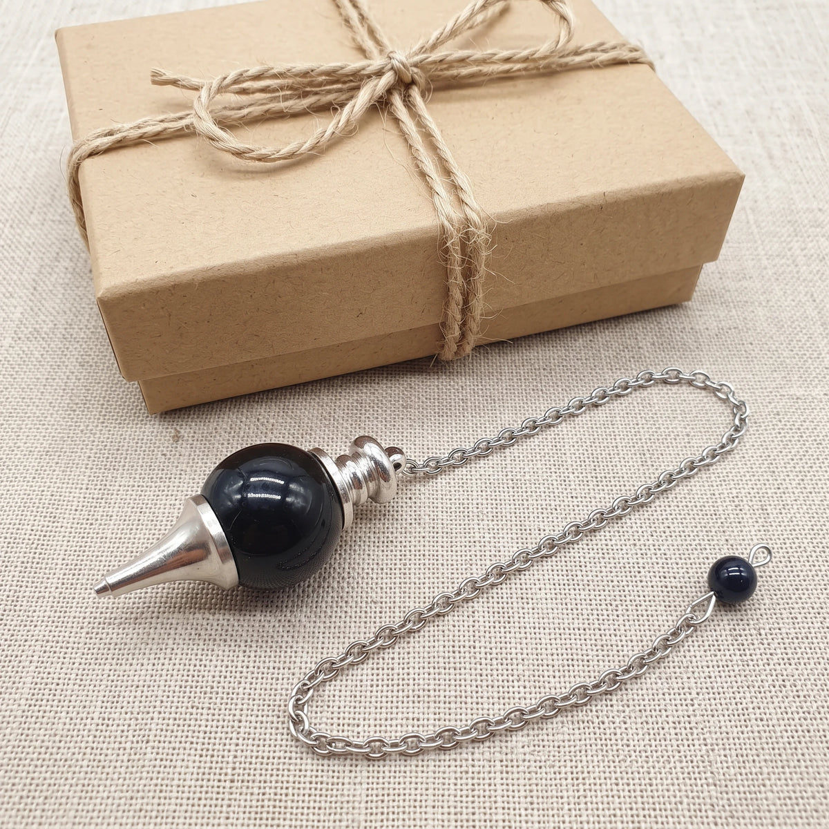 Pendule en tourmaline noire, idée cadeau présentée avec sa boîte