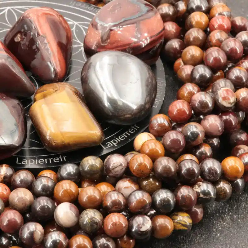 Gros plan sur des perles d'Œil de Fer, pierre naturelle chatoyante pour bracelet et lithothérapie