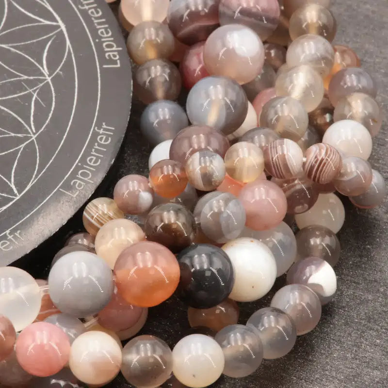 Gros plan sur des perles d'Agate Botswana, pierre naturelle zonée pour bracelet et collier