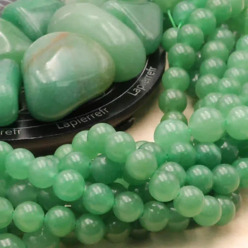 Gros plan sur des perles d'Aventurine verte, pierre naturelle apaisante pour bracelet et collier