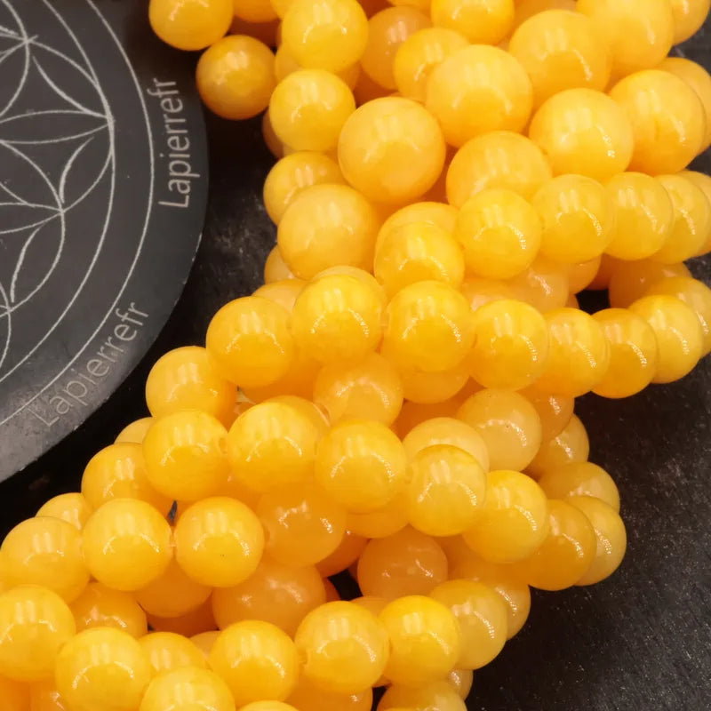 Gros plan sur des perles de Calcédoine Jaune, pierre naturelle lumineuse pour bracelet et collier