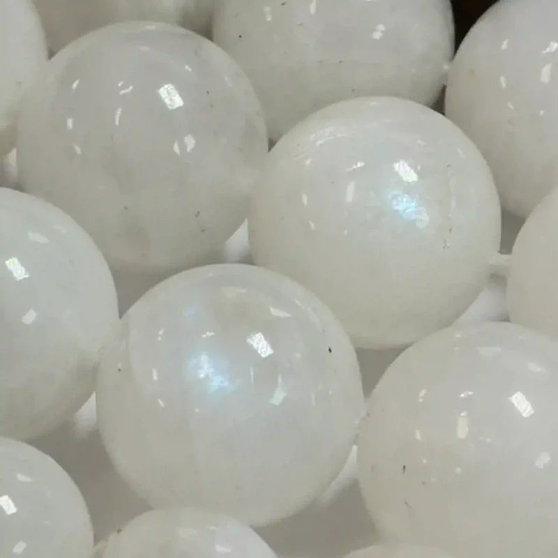 Détail des perles de Pierre de Lune, pierre naturelle aux reflets bleutés pour lithothérapie