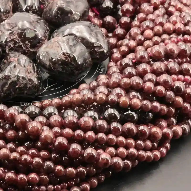 Gros plan sur des perles de Grenat rouge, pierre naturelle pour bracelet et collier de lithothérapie