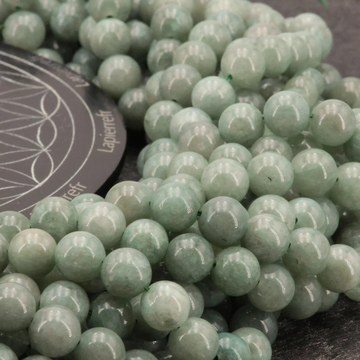 Gros plan sur des perles de Jade Vert de Birmanie, pierre naturelle pour bracelet et collier de lithothérapie