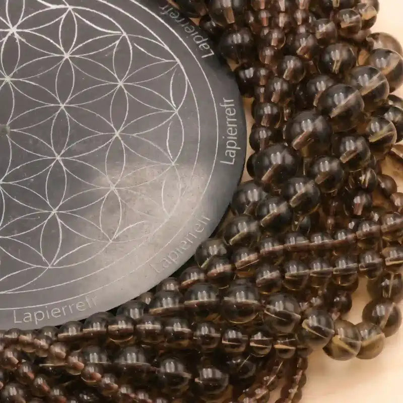 Gros plan sur des perles de Quartz Fumé, pierre naturelle d'ancrage pour bracelet et collier