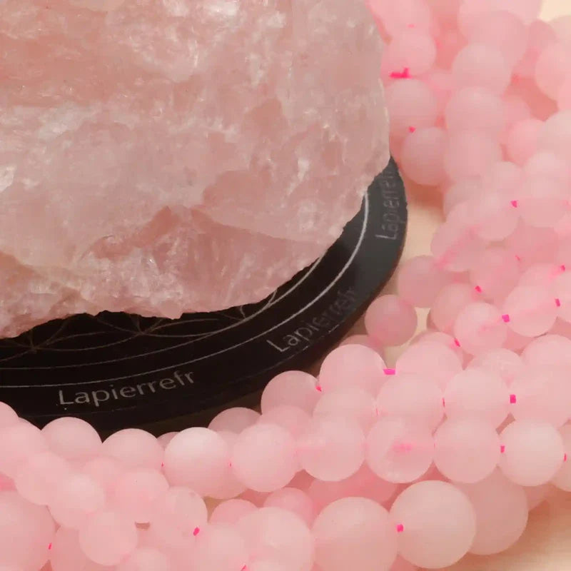 Gros plan sur des perles de Quartz Rose mat, pierre naturelle de l'amour pour bracelet et collier