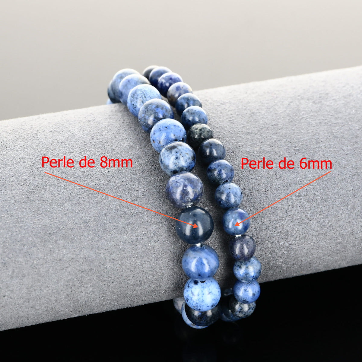 Détail des perles rondes 6 mm et 8 mm en Dumortierite naturelle pour bracelet lithothérapie