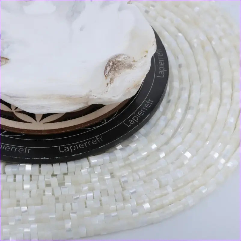 perle nacre naturelle plate en 4 mm pour la création de bijoux