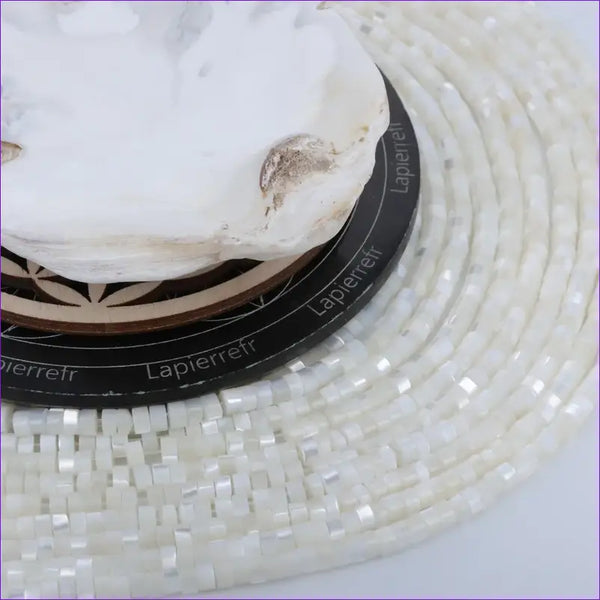perle nacre naturelle plate en 4 mm pour la création de bijoux