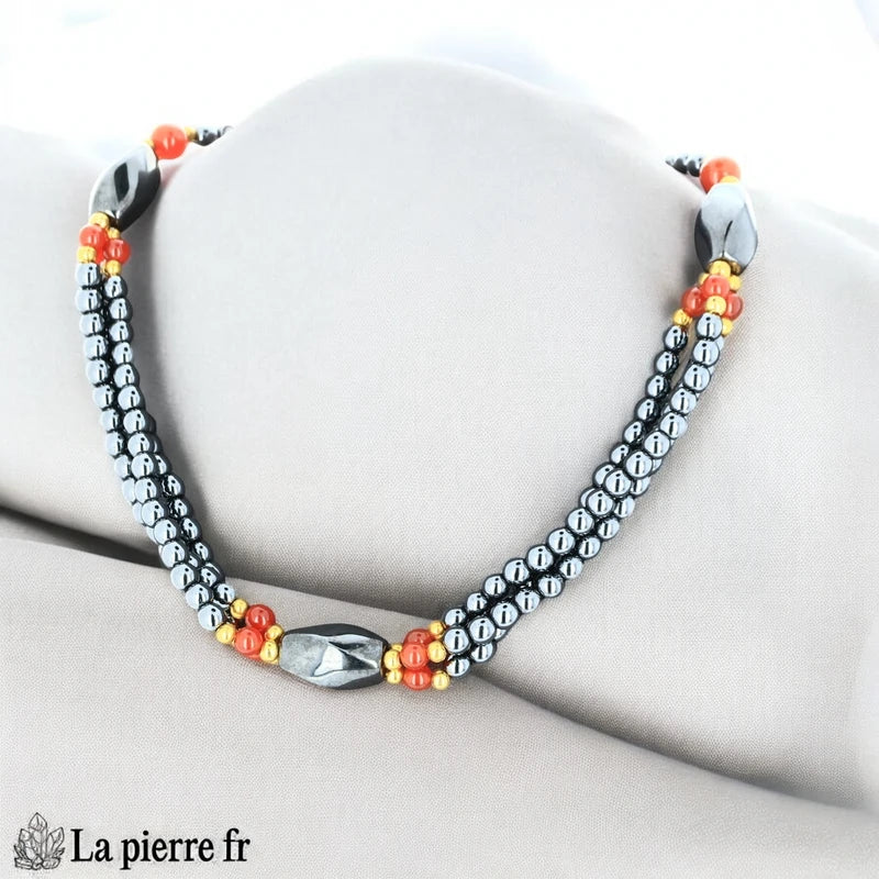 Détail des perles d'Hématite et Cornaline du collier 3 rangs pour femme