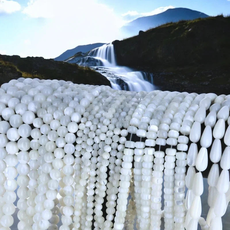 Perles de nacre véritable aux formes variées – rondes, plates et gouttes – créations La Pierre FR pour bijoux raffinés et lumineux.