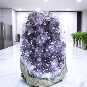 Petite géode en améthyste naturelle – La Pierre FR, pierre de sérénité et d’énergie positive en lithothérapie.