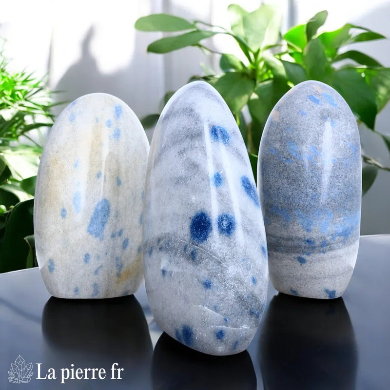 Pierre en Quartzite à Lazulite naturelle pour croissance spirituelle et harmonie, idéale pour le chakra du Troisième Œil et du Cœur.