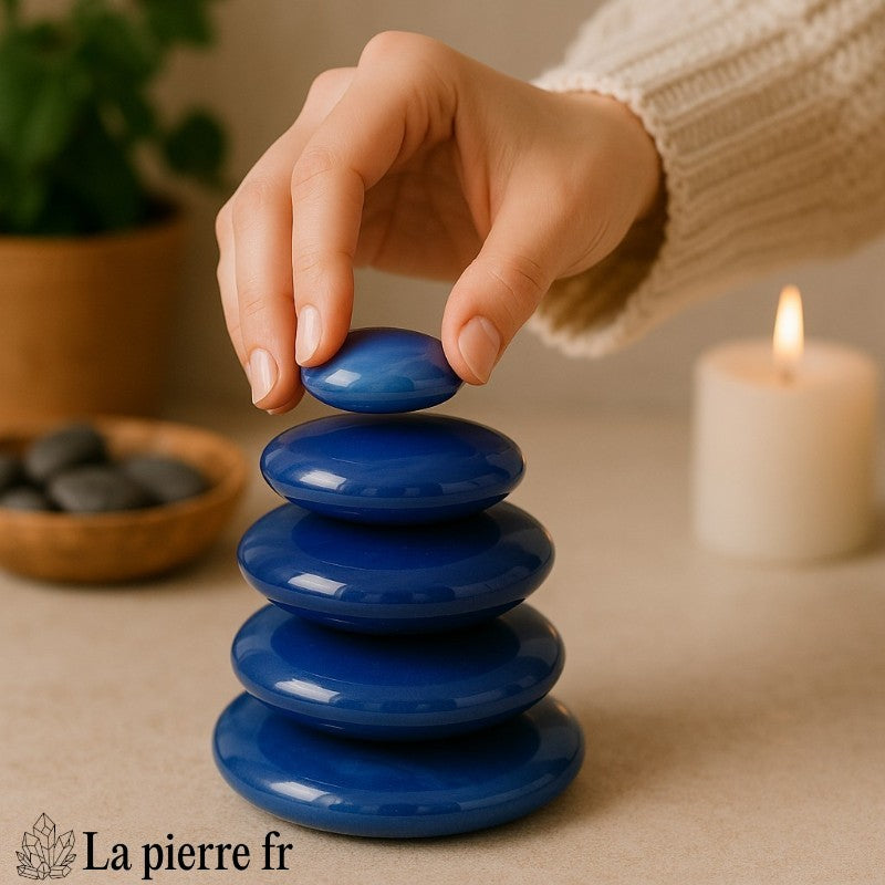 pierre en agate bleue en forme de galet plat pour méditation et lithothérapie 