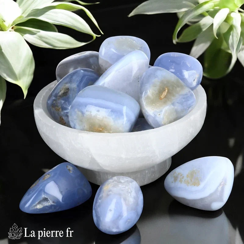 Pierres roulées en Agate Blue Lace, pierre apaisante pour la lithothérapie. Favorise la confiance en soi, l'expression authentique et l'équilibre émotionnel.