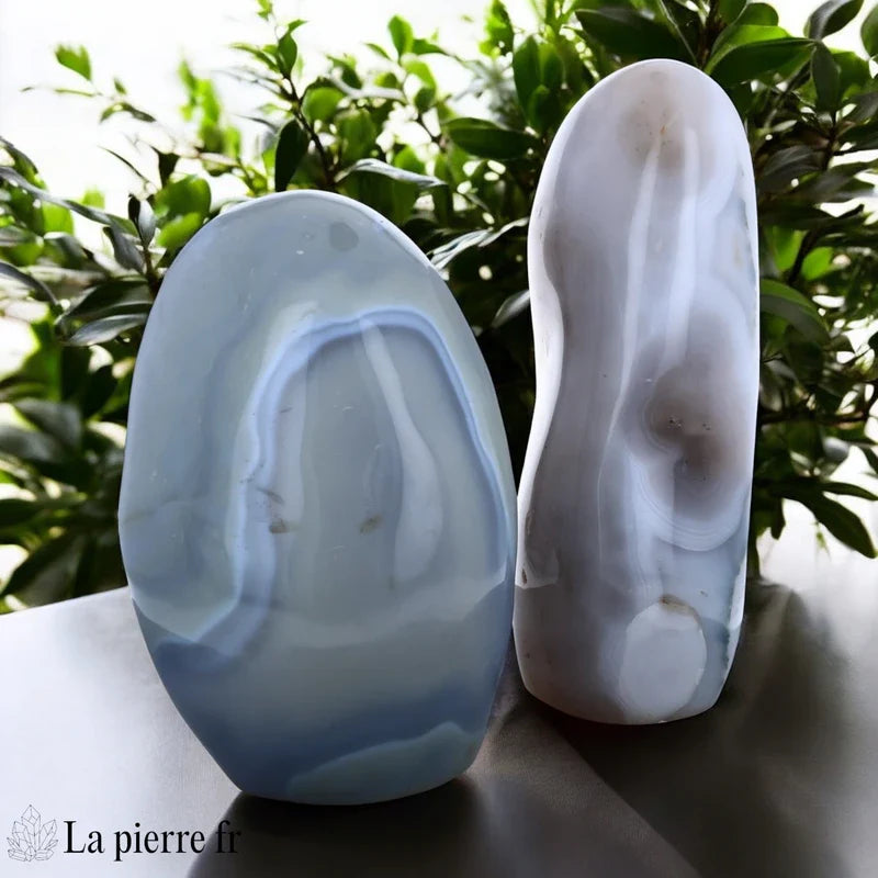 Pierre en Agate naturelle pour stabilité et sérénité, idéale pour le chakra de la Gorge et du Cœur.