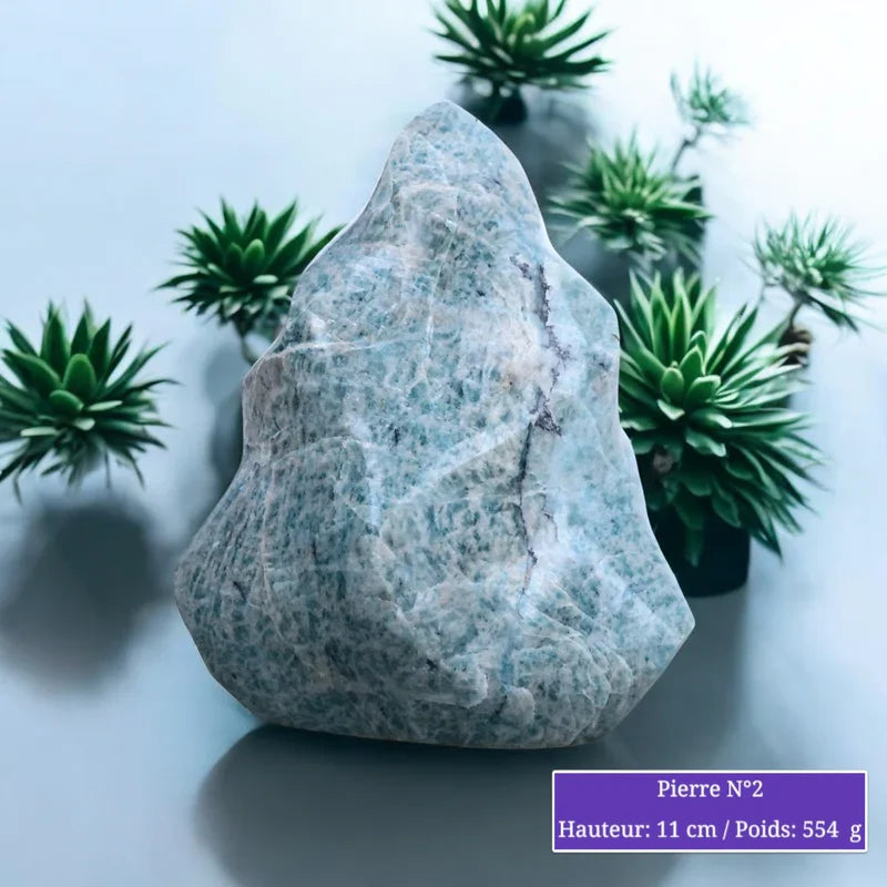Détail de l'Amazonite en forme flamme, pierre naturelle vert-bleu de Madagascar