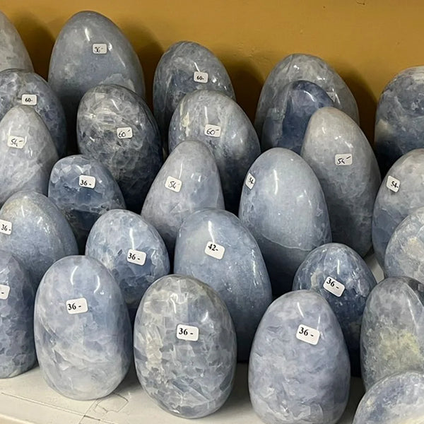 Pierre en calcite bleue polie en forme libre, minéral décoratif et énergétique
